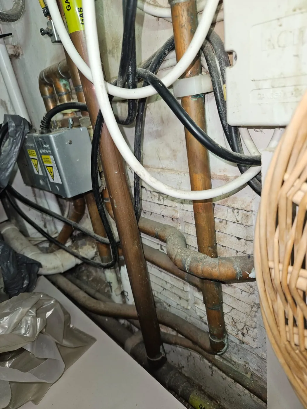 Heating pipes touching each other along a wall